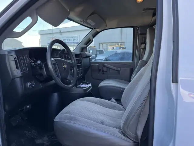 2017 Chevrolet Express Cargo Van in Cars & Trucks in Laval / North Shore - Image 10
