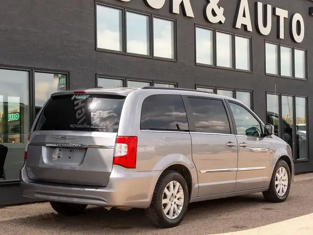 2016 Chrysler Town & Country TOURING in Cars & Trucks in Saskatoon - Image 6