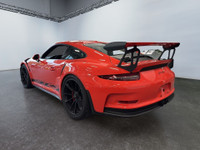 Decouvrez cette icone de performance allemande, alliant puissance, precision et style. Cette Porsche... (image 5)