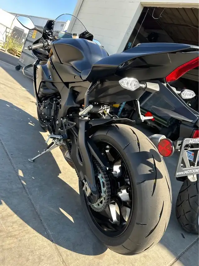2025 YAMAHA YZF-R1 -  GLOSSY BLACK in Sport Bikes in Markham / York Region - Image 7