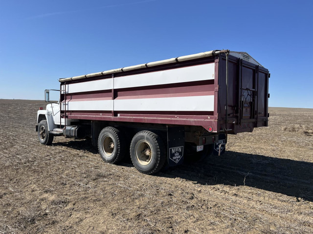 1976 International T/A Day Cab Grain Truck S1800 in Farming Equipment in Grande Prairie - Image 4