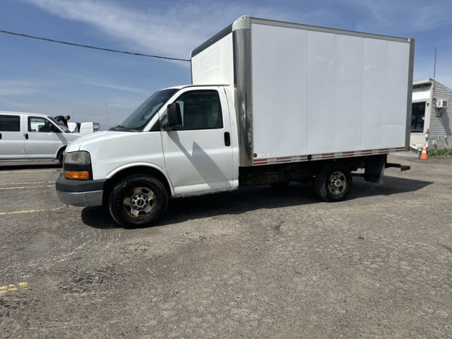 2010 GMC Savana 3500 14FT Box Single Rear Wheel in Cars & Trucks in Mississauga / Peel Region