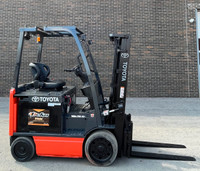 TOYOTA 5000 LBS CAP ELECTRIC FORKLIFT W SIDE-SHIFT & CHARGER