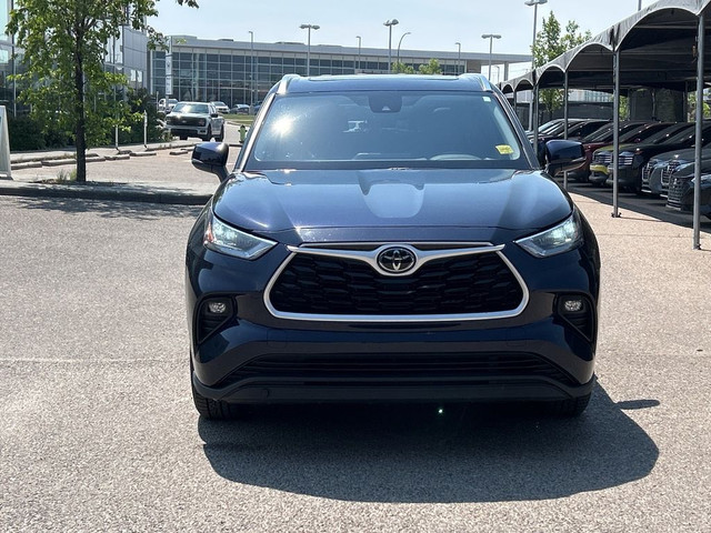 2020 Toyota Highlander XLE AWD - 8 PASSENGER / SUNROOF in Cars & Trucks in Calgary - Image 2