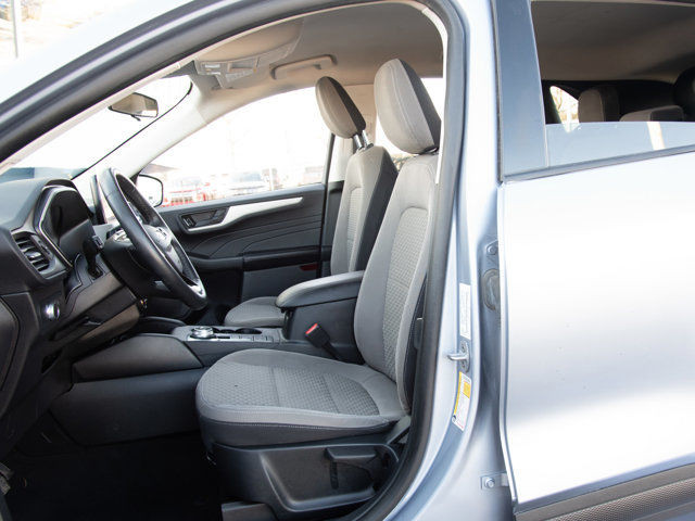 2022 Ford Escape SE w/COLD WEATHER PKG in Cars & Trucks in Calgary - Image 2