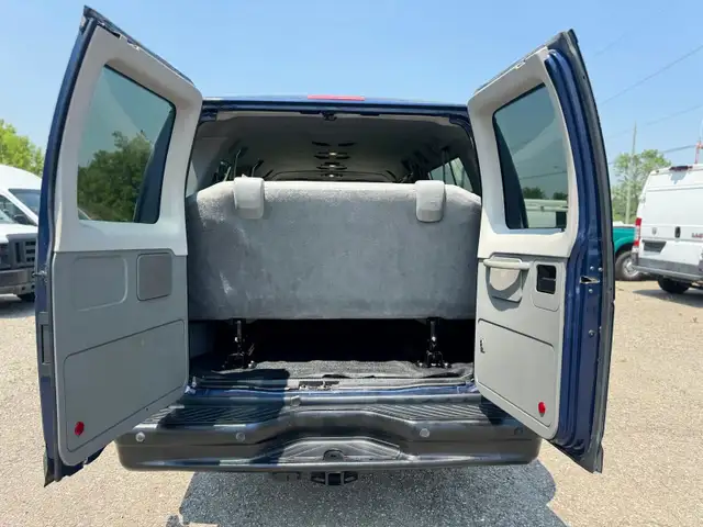 2014 Ford Econoline Wagon 15 Passenger in Cars & Trucks in Oakville / Halton Region - Image 8