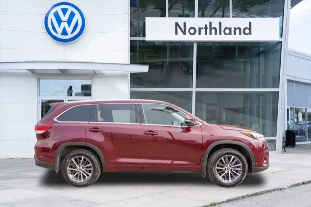 2017 Toyota Highlander XLE in Cars & Trucks in Calgary - Image 2