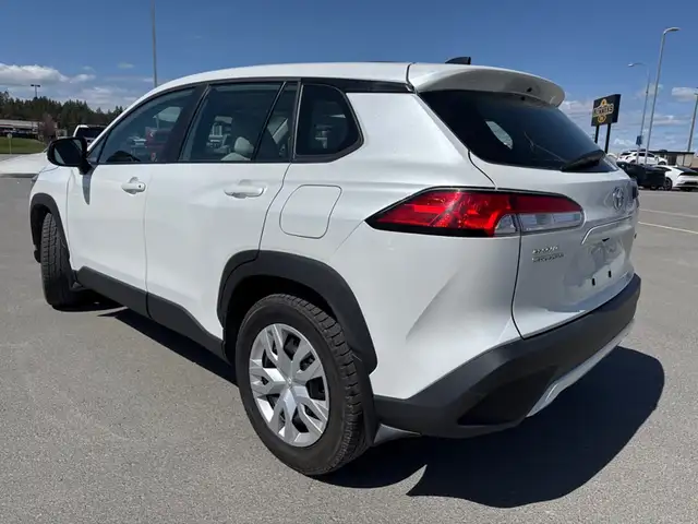 2023 Toyota Corolla Cross L L AWD (HEATED SEATS, REAR CAMERA) in Cars & Trucks in Cranbrook - Image 4