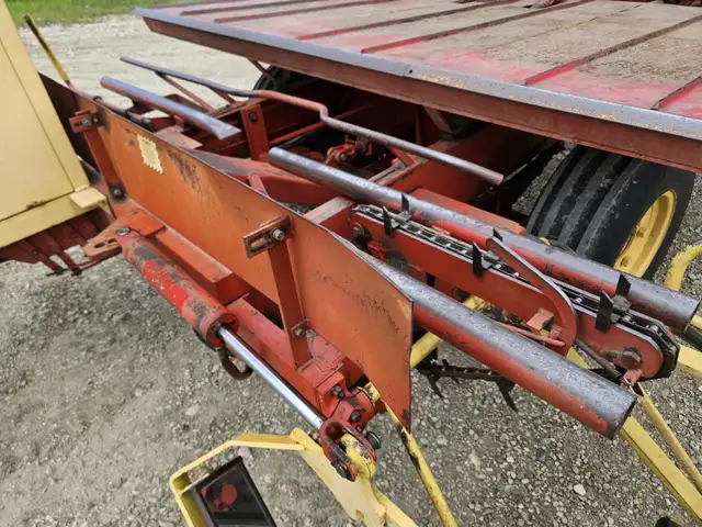New Holland Square Bale Stackliner 1047 in Farming Equipment in Grande Prairie - Image 14