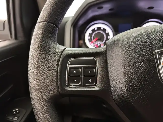 2019 Ram 1500 Classic Quad Cab 4x4 v6 3,6L Boite fermee Camera 6 in Cars & Trucks in Laval / North Shore - Image 10