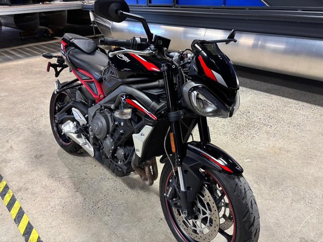 2020 Triumph street triple in Street, Cruisers & Choppers in Québec City - Image 2