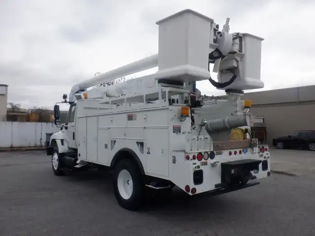 2009 international 7400 Workstar Bucket Truck With Air Brakes Di in Heavy Trucks in Richmond - Image 4