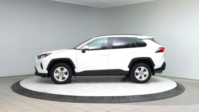2019 Toyota RAV4 LE in Cars & Trucks in Lethbridge - Image 2