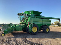 2017 John Deere S680 Combine