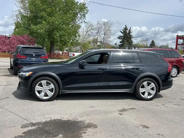 2019 Volvo V60 Cross Country Momentum in Cars & Trucks in Calgary - Image 4