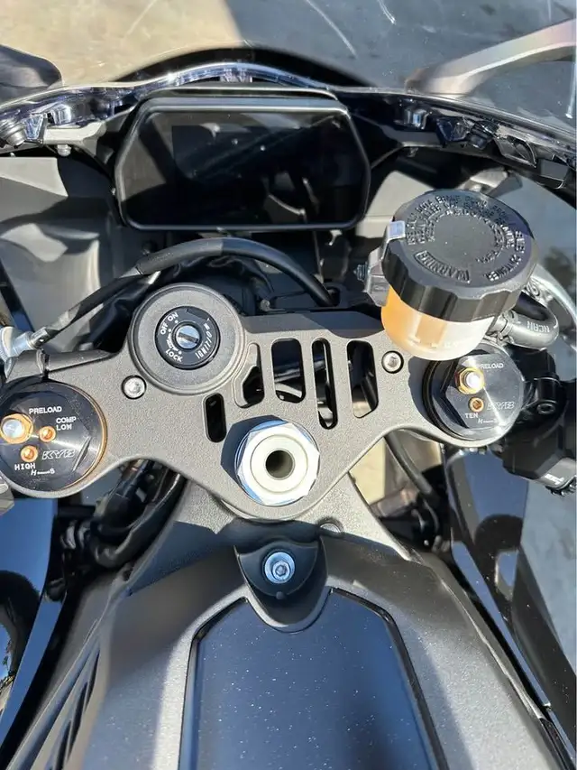2025 YAMAHA R1 1000CC-BLACK! in Sport Bikes in Dartmouth - Image 6