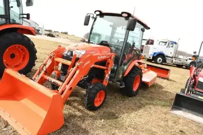 KUBOTA LX2610 TRACTOR (AS-NEW). 4WD, CAB/AIR, KUBOTA LA535 LOADER, BUCKET, SKID STEER QUICK ATTACH,...