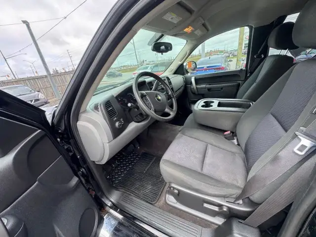 2012 Chevrolet Silverado 1500 LS CHEYENNE EDITION, V8, EXT CAB,  in Cars & Trucks in London - Image 15