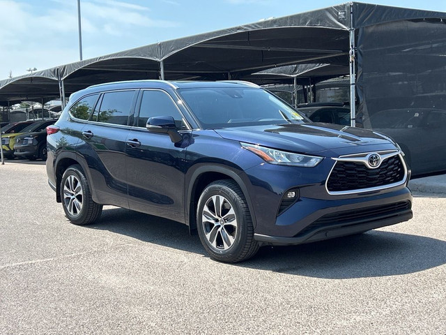2020 Toyota Highlander XLE AWD - 8 PASSENGER / SUNROOF in Cars & Trucks in Calgary - Image 3
