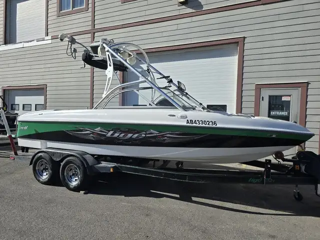 2007 Tige Boats 20V Surf Boat FINANCING AVAILABLE in Powerboats & Motorboats in Saskatoon - Image 2