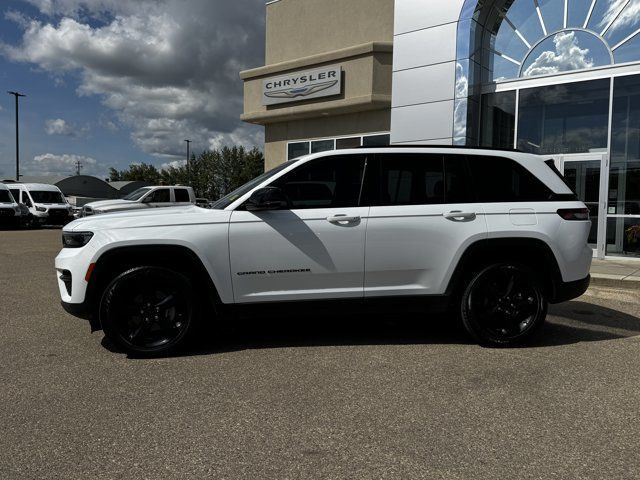 2024 Jeep Grand Cherokee Altitude 4x4 | Low KMs | V6 | Capri in Cars & Trucks in Edmonton - Image 3