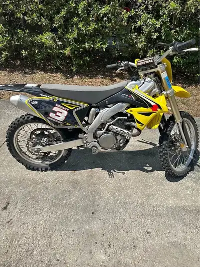 APPLY NOW: https://www.ridecollective.ca/get-pre-approved The 2016 SUZUKI RM-Z450 is a 449cc four-st...