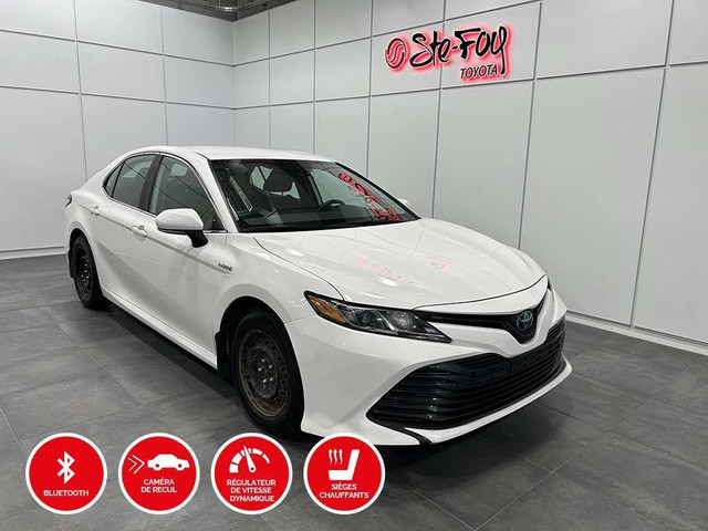  2020 Toyota Camry LE HYBRIDE - SIEGES CHAUFFANTS - BLUETOOTH in Cars & Trucks in Québec City