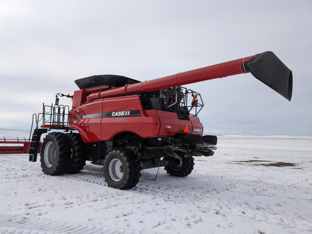 2013 Case IH AFS Class 8 Combine 8230 in Farming Equipment in Regina - Image 3