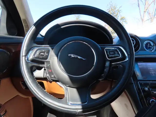2011 Jaguar XJ XJL - LONG WHEEL BASE - LOW LOW KM - 56,000KMS !! dans Autos et camions dans Région d’Oakville/Halton - Image 35