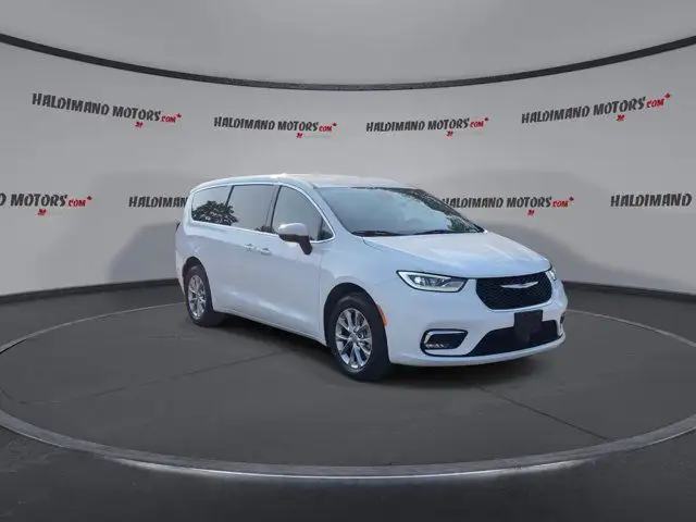 2023 Chrysler Pacifica Touring L in Cars & Trucks in Hamilton - Image 3