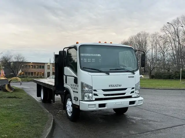 2018 isuzu NPR 16 Foot Flat Deck in Heavy Trucks in Richmond - Image 3