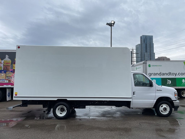 2021 Ford E-450 Used 2021 Ford E450 16' Body Walk Ramp in Farming Equipment in City of Toronto - Image 4