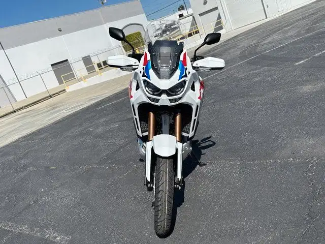  2025 HONDA AFRICA TWIN ADVENTURE SPORTS ES DCT-WHITE! in Street, Cruisers & Choppers in Winnipeg - Image 10