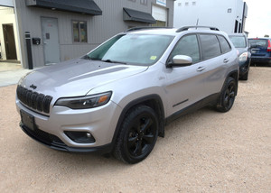 2020 Jeep Cherokee Altitude 4 cyl 4x4 SUV black out package - new tires all around