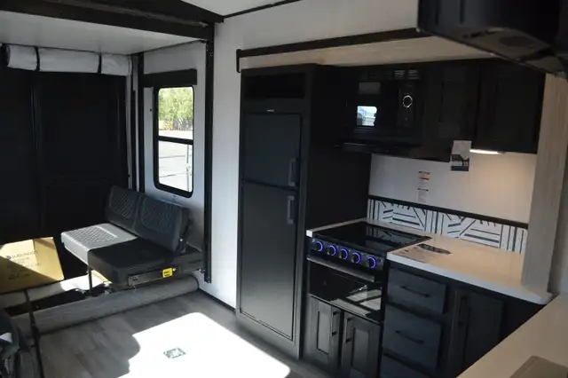 TOY HAULER CLEARANCE -STYKER 3414 W/REAR PATIO DECK UNDER COST in RVs & Motorhomes in London - Image 8