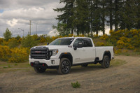 Equipped with a 6.6L Duramax diesel, 10-speed Allison, off-road suspension, and leather trim. Dealer... (image 4)