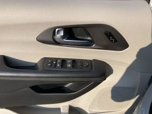 2023 Chrysler Pacifica Touring L in Cars & Trucks in Hamilton - Image 13