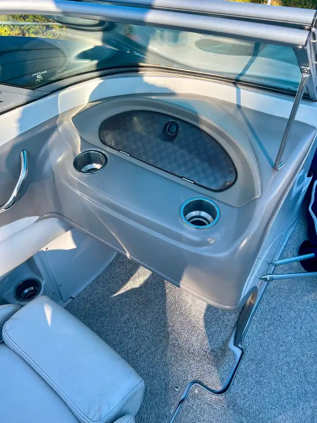 2006 CROWNLINE 200 in Powerboats & Motorboats in Sherbrooke - Image 13