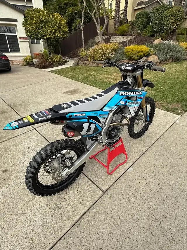 2020 HONDA CRF250R 249CC 4-STROKE - LOW KMS! in Dirt Bikes & Motocross in Delta/Surrey/Langley - Image 4