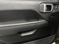 Preparez-vous a dominer la route et les sentiers avec ce Jeep Wrangler Sahara 2023 au look audacieux... (image 9)