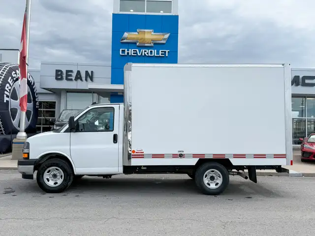 2025 Chevrolet Express Cutaway Work Van 4.3L V6 WITH REMOTE E... in Cargo & Utility Trailers in Ottawa - Image 3