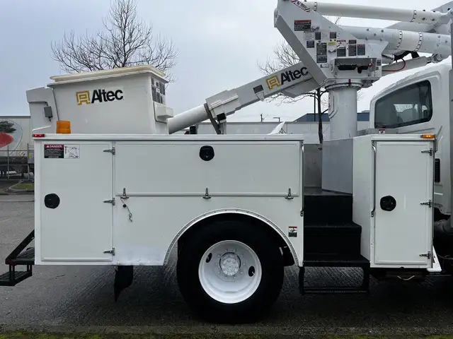 2013 International DuraStar MA025 Altec Bucket Service Truck in Heavy Trucks in Delta/Surrey/Langley - Image 17