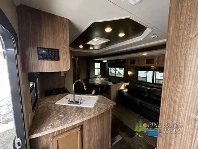 2015 Shasta RVs Revere 32DS in Travel Trailers & Campers in Truro - Image 12
