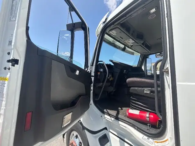 2020 Volvo VNR64300 in Heavy Trucks in Mississauga / Peel Region - Image 10