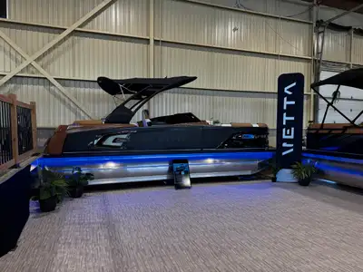 Découvrez notre tout nouveau Vetta Elegans 25 Elite Pare-brise 2025, propulsée par un moteur Mercury...