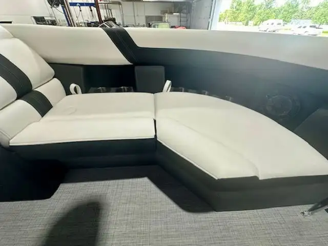 2025 Berkshire Pontoons 24RFX CTS 3.0 in Powerboats & Motorboats in Winnipeg - Image 16