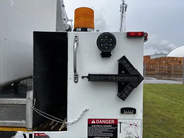 2013 International DuraStar MA025 Altec Bucket Service Truck in Heavy Trucks in Delta/Surrey/Langley - Image 27