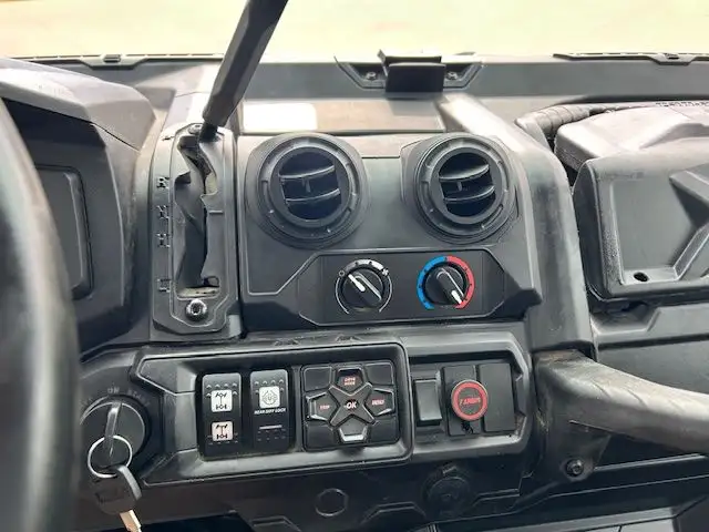 2021 CAN-AM DEFENDER HD10 with CAB & HEATER in ATVs in Strathcona County - Image 15