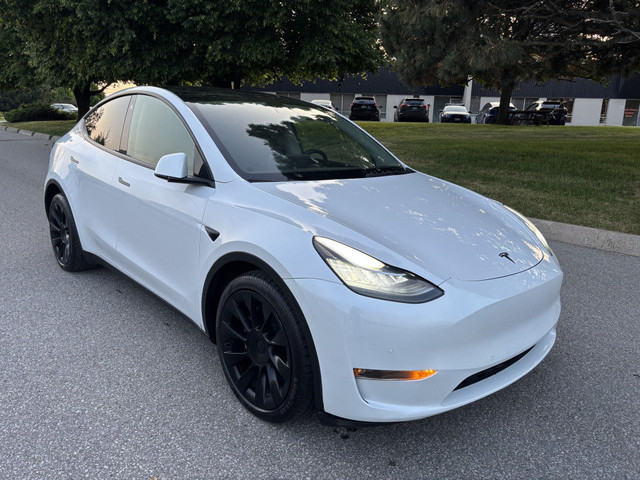 2022 Tesla Model Y Long Range 4dr All-Wheel Drive Sport Utility  in Cars & Trucks in City of Toronto - Image 3