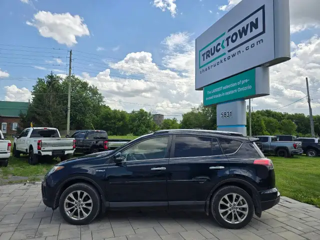 2017 Toyota RAV4 Hybrid in Cars & Trucks in Ottawa - Image 9